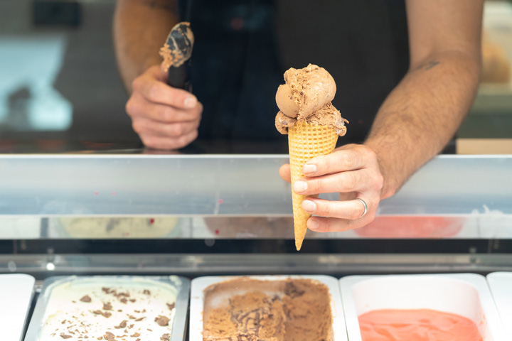 Man gving an ice cream to some kids